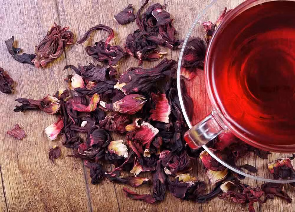 Nhờ vị chua dễ uống, trà hibiscus có thể pha nóng hoặc lạnh, song người dùng nên hạn chế đường để giữ trọn lợi ích. Ảnh minh họa