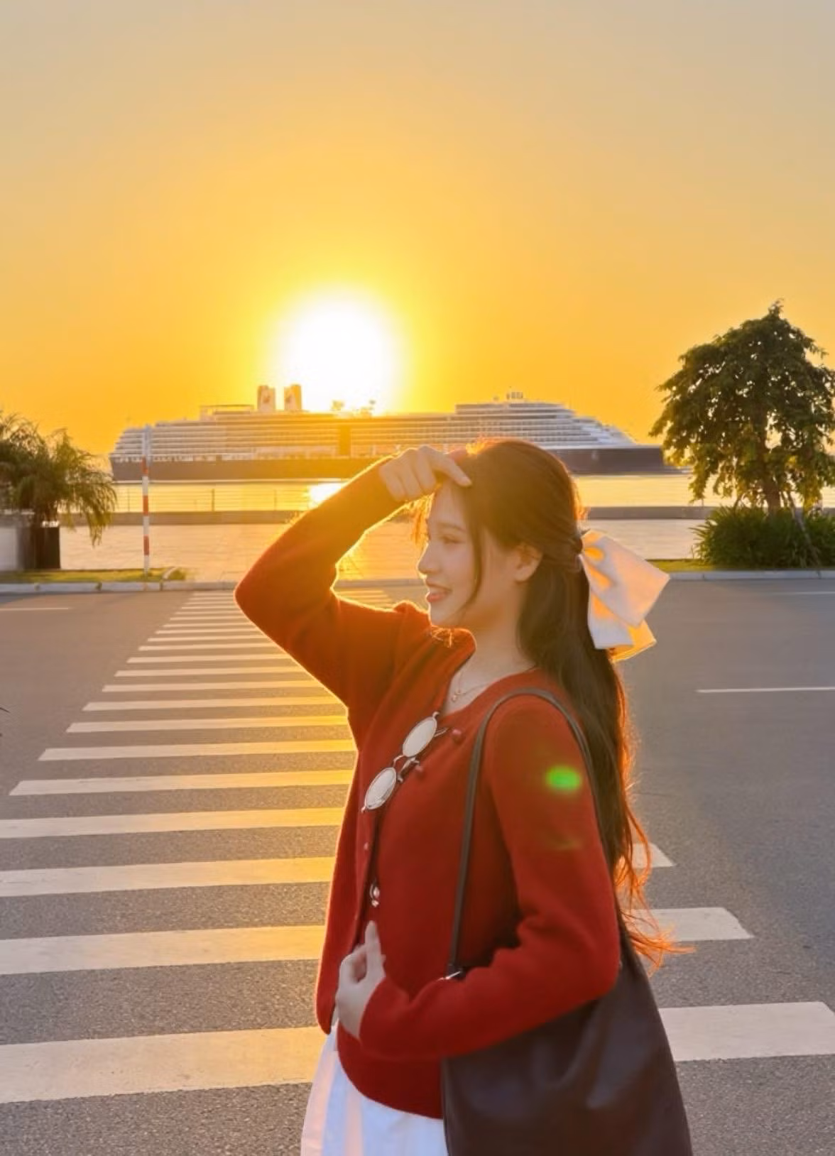 Sự kết hợp giữa cảnh quan biển – đô thị – tàu biển khổng lồ khiến Hạ Long trở thành “phim trường ngoài trời” lý tưởng cho những ai yêu thích trào lưu chụp ảnh hiện đại, đặc biệt là phong cách Hong Kong. Ảnh Review Quảng Ninh