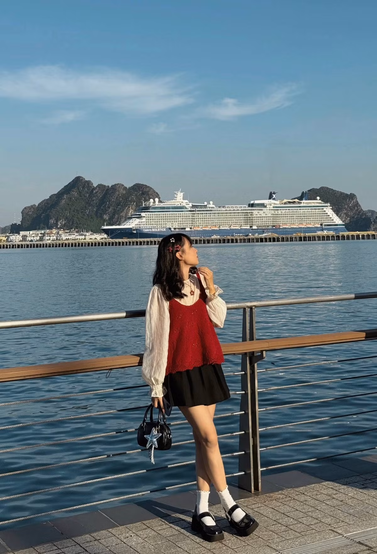 Nhiều bạn trẻ tranh thủ các địa điểm quanh bến cảng, phố cổ và khu du lịch Bãi Cháy để ghi lại những khoảnh khắc điện ảnh, từ hoàng hôn rực rỡ, ánh sáng phản chiếu trên mặt biển đến các con phố nhỏ với biển hiệu mang phong cách retro đặc trưng. Ảnh Review Quảng Ninh