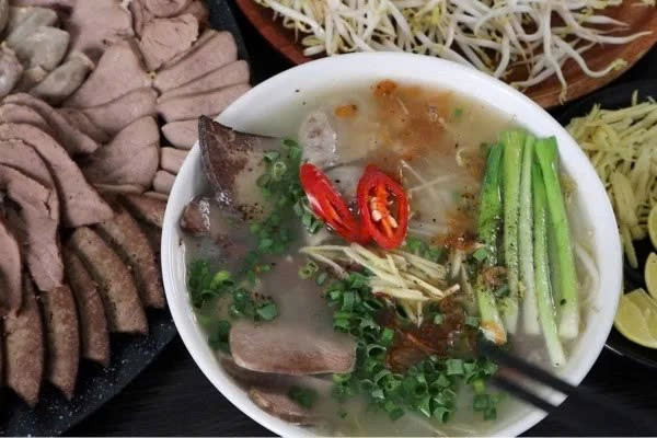 Phụ nữ mang thai nằm trong nhóm được khuyến cáo không nên ăn cháo lòng, đặc biệt là các món chế biến từ nội tạng không rõ nguồn gốc. Nội tạng động vật dễ tích tụ vi khuẩn, vi rút và ký sinh trùng nếu khâu chăn nuôi, giết mổ không đảm bảo vệ sinh. Ảnh minh họa