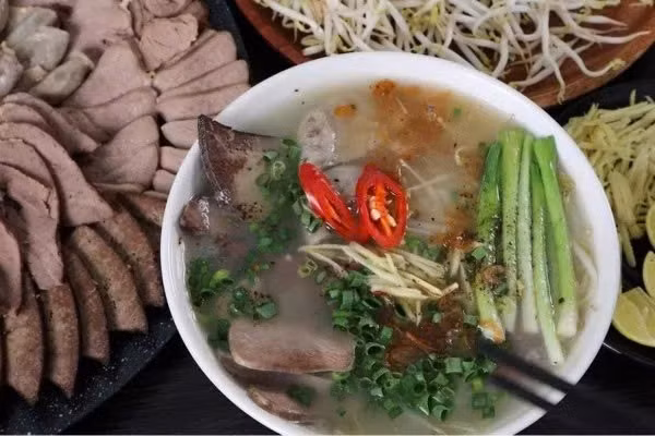 Phụ nữ mang thai nằm trong nhóm được khuyến cáo không nên ăn cháo lòng, đặc biệt là các món chế biến từ nội tạng không rõ nguồn gốc. Nội tạng động vật dễ tích tụ vi khuẩn, vi rút và ký sinh trùng nếu khâu chăn nuôi, giết mổ không đảm bảo vệ sinh. Ảnh minh họa