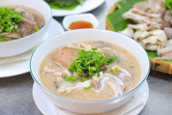Cháo lòng chỉ nên ăn với tần suất vừa phải, tối đa 1–2 lần mỗi tuần, đồng thời giảm tỷ lệ nội tạng trong khẩu phần ăn. Ảnh minh họa
