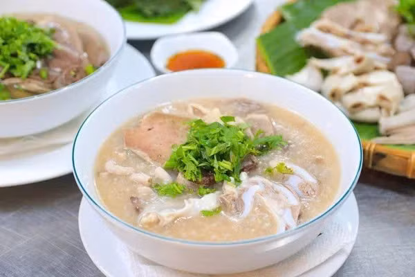 Cháo lòng chỉ nên ăn với tần suất vừa phải, tối đa 1–2 lần mỗi tuần, đồng thời giảm tỷ lệ nội tạng trong khẩu phần ăn. Ảnh minh họa