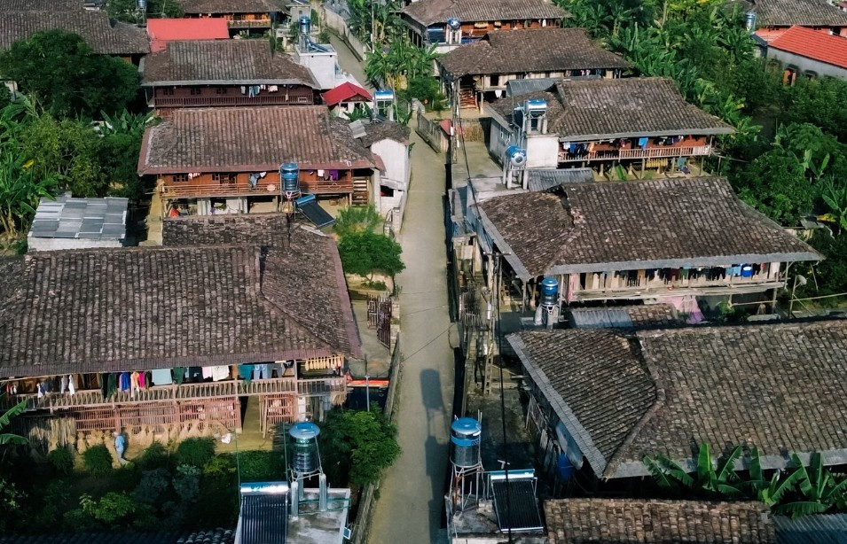 Ngôi làng hiện có hơn 400 ngôi nhà sàn truyền thống của người Tày, trong đó nhiều căn đã tồn tại hàng trăm năm, được gìn giữ qua 3, 4 thế hệ. Ảnh Thanh Thuỷ
