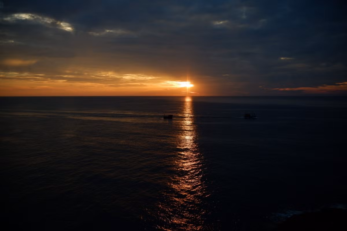 Sau khi trải nghiệm đêm camping và đón bình minh tại Mũi Yến, bạn có thể kết hợp tham quan Bàu Trắng, đồi cát Hòa Thắng hay làng chài địa phương, nơi có những món hải sản tươi ngon như mực một nắng, cá nục nướng muối ớt, ghẹ hấp bia… Ảnh Thanh Tuấn