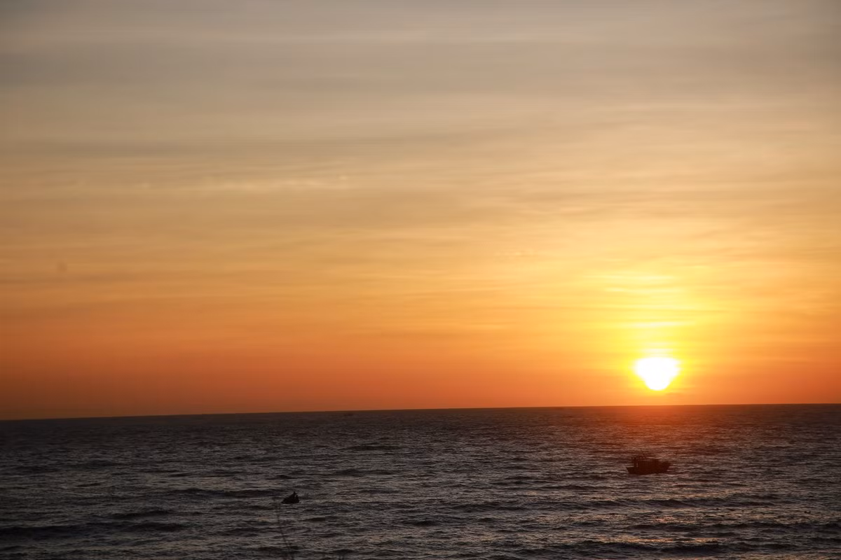 Điều đặc biệt nhất ở đây là bình minh. Khoảng 5 giờ sáng, mặt trời từ từ ló rạng sau đường chân trời, chiếu ánh sáng vàng rực lên mặt biển tĩnh lặng. Màu trời chuyển dần từ tím sang cam, phản chiếu ánh nắng lên những mỏm đá và bãi cát, khiến khung cảnh trở nên huyền ảo như tranh vẽ. Ảnh Thanh Tuấn