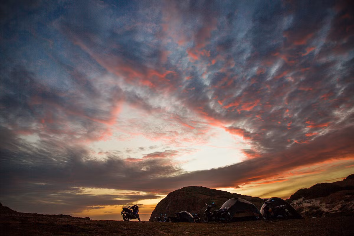 Dựng trại trên đỉnh mỏm đá, du khách sẽ có cơ hội ngắm nhìn toàn cảnh biển trời bao la. Gió biển lồng lộng, tiếng sóng vỗ rì rào, ánh mặt trời hắt xuống mặt nước tạo nên khung cảnh yên bình, tách biệt hoàn toàn với thế giới hiện đại. Ảnh Thanh Tuấn
