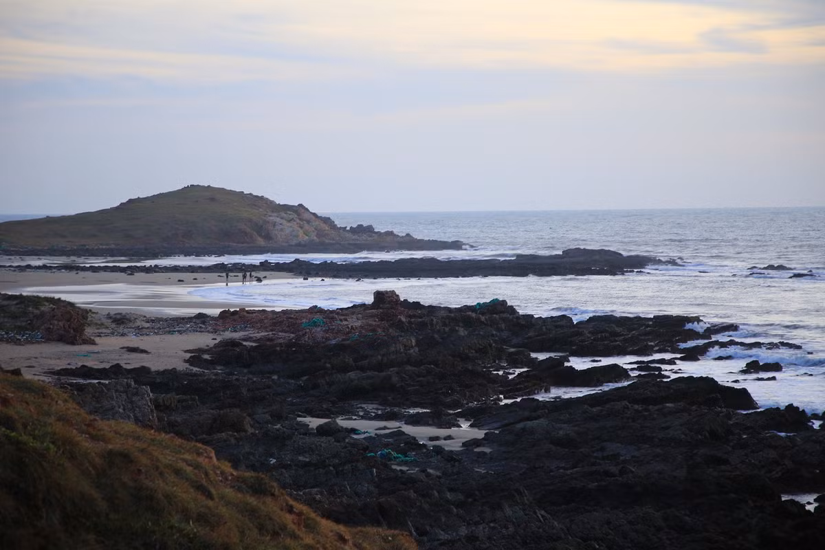 Khi cắm trại tại Mũi Yến, du khách cần đặc biệt lưu ý yếu tố an toàn và bảo vệ môi trường. Do sóng biển ở khu vực này khá mạnh, nhiều đá ngầm và không có lực lượng cứu hộ, nên tuyệt đối không nên tắm biển. Bên cạnh đó, hãy luôn ghi nhớ nguyên tắc “đem gì đến thì mang về nấy” – không để lại rác, không xả thải xuống biển hay khu vực cắm trại. Về đêm và sáng sớm, nhiệt độ giảm và gió biển thổi mạnh nên cần mang theo áo khoác mỏng để giữ ấm. Ngoài ra, hãy hạn chế bật nhạc lớn gây ảnh hưởng đến những nhóm cắm trại khác, và không đốt lửa trực tiếp trên cát khi trời nhiều gió để tránh nguy cơ cháy lan. Ảnh Thanh Tuấn