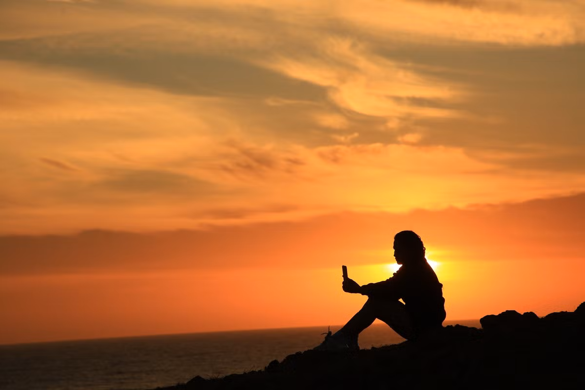 Nếu không tự tin đi phượt, du khách có thể lựa chọn tour cắm trại trọn gói do các đơn vị như Bazant Tour, Phượt Camping tổ chức. Tour thường kéo dài 2 ngày 1 đêm, giá từ 1,3 đến 1,6 triệu đồng/người, bao gồm xe đưa đón, lều, ăn uống và hướng dẫn viên. Ảnh Thanh Tuấn