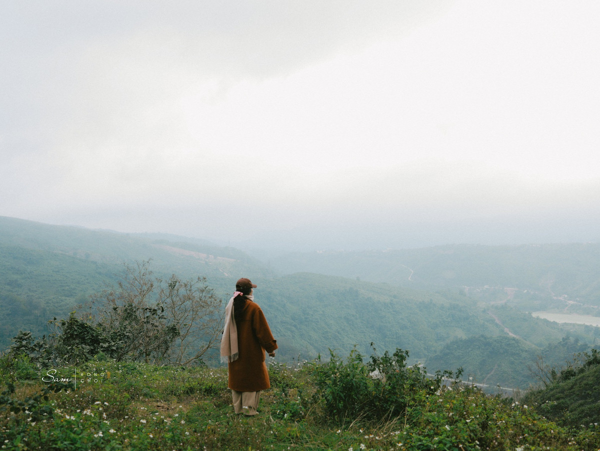 Sự trầm lắng của Khe Sanh càng thể hiện rõ vào buổi tối. Khác với sự náo nhiệt của các thành phố du lịch quen thuộc, nơi đây yên ắng đến lạ thường. Chính điều đó khiến Khe Sanh trở thành điểm cắm trại lý tưởng vào mỗi dịp cuối tuần. Chỉ cần một chiếc lều nhỏ, một bếp lửa ấm và bầu trời đầy sao, cũng đủ để người ta cảm thấy chuyến đi của mình trọn vẹn.