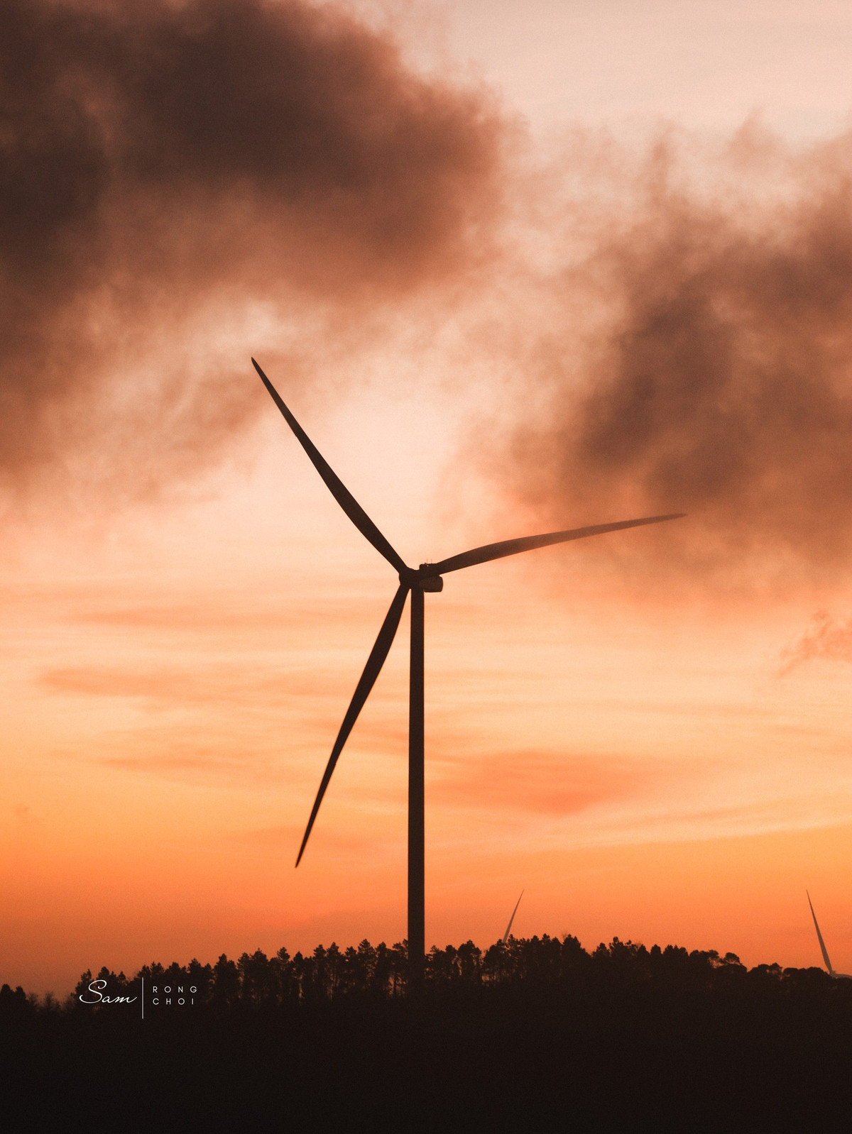 Theo kinh nghiệm của người dân địa phương, thời điểm lý tưởng nhất để săn mây ở Khe Sanh là khoảng 5 giờ sáng. Khi đó, trời còn trong, mây chưa tan hết, ánh bình minh dần nhuộm hồng cả không gian. Từ trên cao phóng tầm mắt ra xa, biển mây bồng bềnh hòa cùng những cánh đồng xanh mướt và núi đồi trập trùng, tạo nên khung cảnh khó quên.