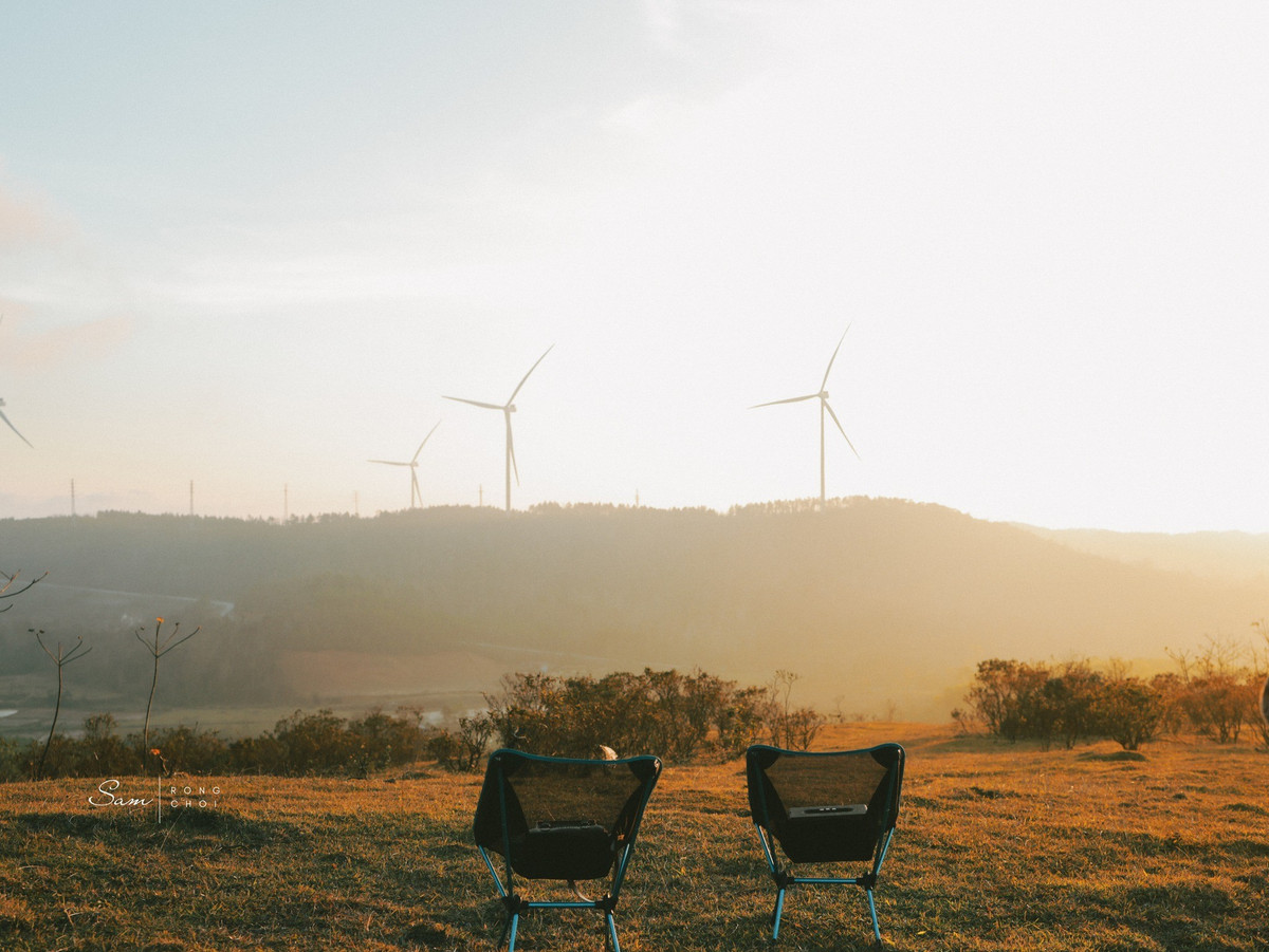 Từ đồng bằng ngược lên Khe Sanh, du khách có thể trải nghiệm nhiều hoạt động như săn mây, phượt đường đèo, leo núi hay cắm trại cuối tuần. Nhờ khí hậu mát mẻ quanh năm, nơi đây mang lại cảm giác dễ chịu, trong lành, rất phù hợp cho những chuyến đi tìm kiếm sự bình yên và thư giãn sau những ngày mệt nhoài.