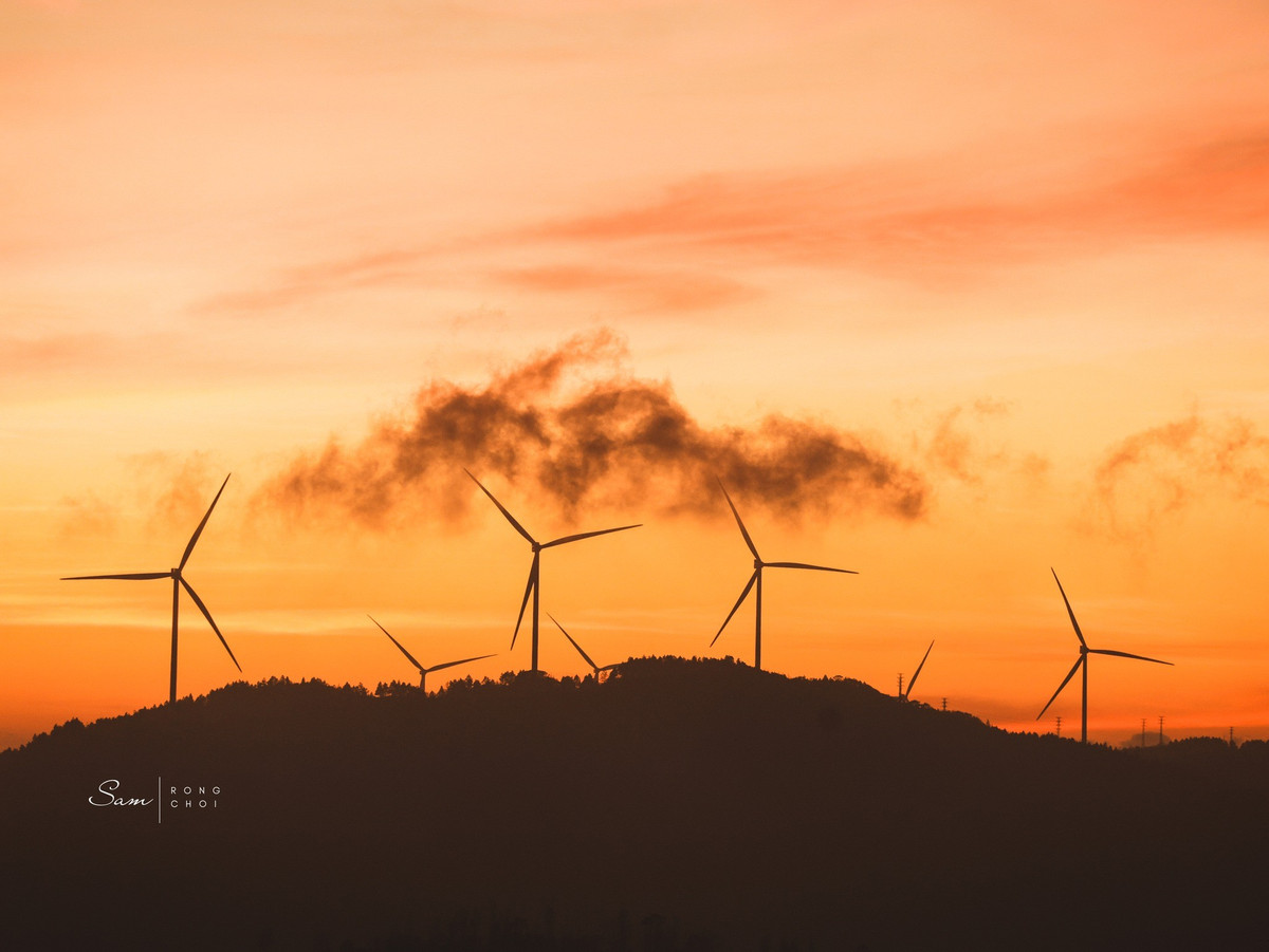 Một trong những điểm nhấn không thể bỏ qua khi đến Khe Sanh là cánh đồng điện gió rộng lớn. Những trụ tua-bin gió khổng lồ vươn cao giữa núi đồi, cánh quạt quay đều trong gió, tạo nên khung cảnh vừa hiện đại vừa hài hòa với thiên nhiên. Vào những ngày mây phủ dày, các cánh quạt gió ẩn hiện trong làn sương, mang đến vẻ đẹp huyền ảo, khiến nơi đây trở thành tọa độ check-in yêu thích của nhiều du khách trẻ.
