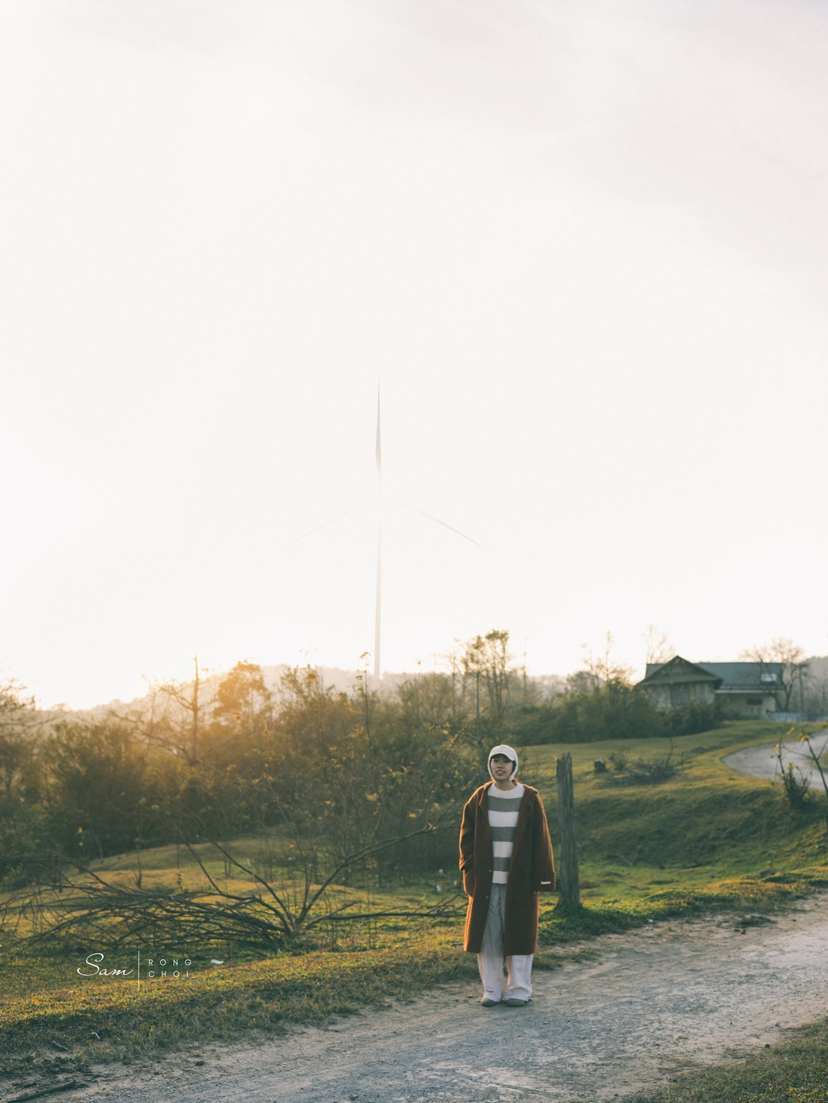 Trong hành trình khám phá vùng đất này, đèo Sa Mù là điểm dừng chân không thể bỏ qua. Con đèo uốn lượn quanh co giữa núi rừng, thường xuyên được mây và sương mù bao phủ. Những ngày sương dày, Sa Mù hiện ra mờ ảo, huyền bí, khiến du khách có cảm giác như đang lạc vào một thế giới khác – nơi thiên nhiên vẫn giữ nguyên vẻ đẹp nguyên sơ của mình.