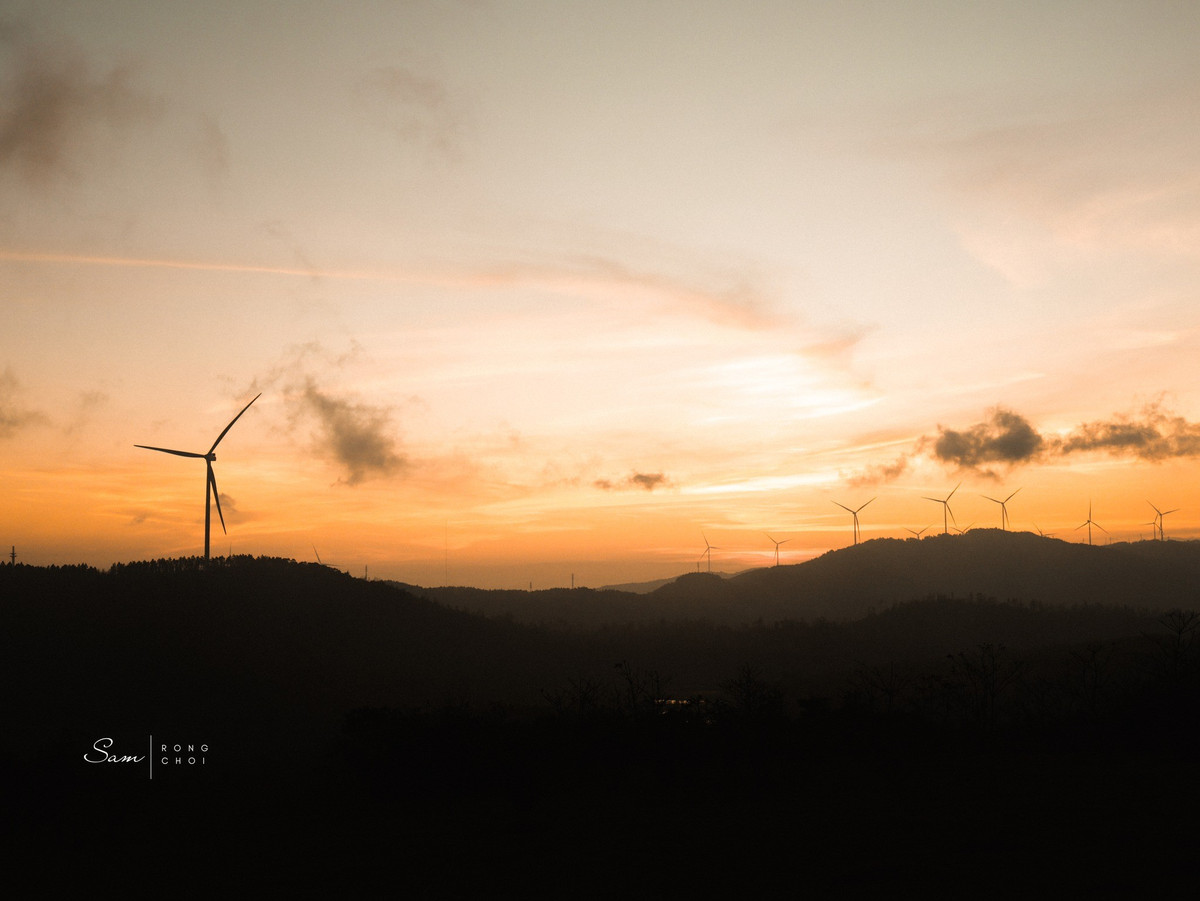 Buổi sáng ở Khe Sanh thường bắt đầu bằng sương mù giăng kín lối. Khi ánh nắng đầu ngày dần hé lộ, những áng mây trắng trôi lững lờ trên nền trời xanh thẳm, tạo nên một bức tranh vừa hùng vĩ vừa nên thơ. Giữa không gian ấy, con người như được hòa mình trọn vẹn vào thiên nhiên, lắng nghe tiếng chim rừng, cảm nhận làn gió mát rượi và tạm quên đi nhịp sống ồn ào nơi phố thị.