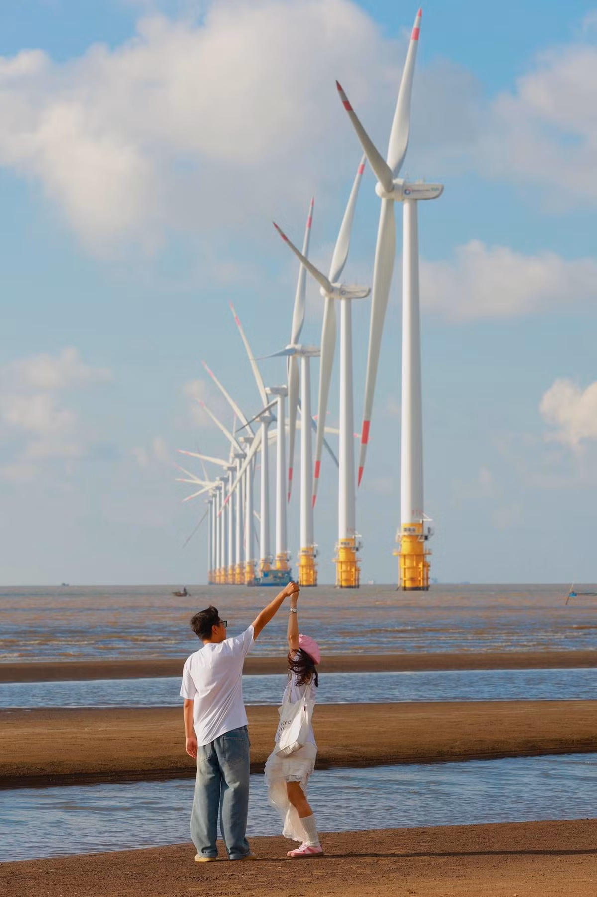 Với những tín đồ sống ảo, biển Ba Động là “thiên đường check-in” vào những khung giờ vàng. Từ 16h đến 18h chiều, bờ kè dọc bãi biển là nơi lý tưởng để chụp ảnh với nền trời xanh, nắng nhẹ và sóng vỗ nhè nhẹ. Hôm nắng đẹp, ánh hoàng hôn hắt xuống mặt biển tạo nên tông hồng cam huyền ảo, lên hình “auto đẹp” dù chụp bằng điện thoại hay máy ảnh. Ảnh Linh Jii