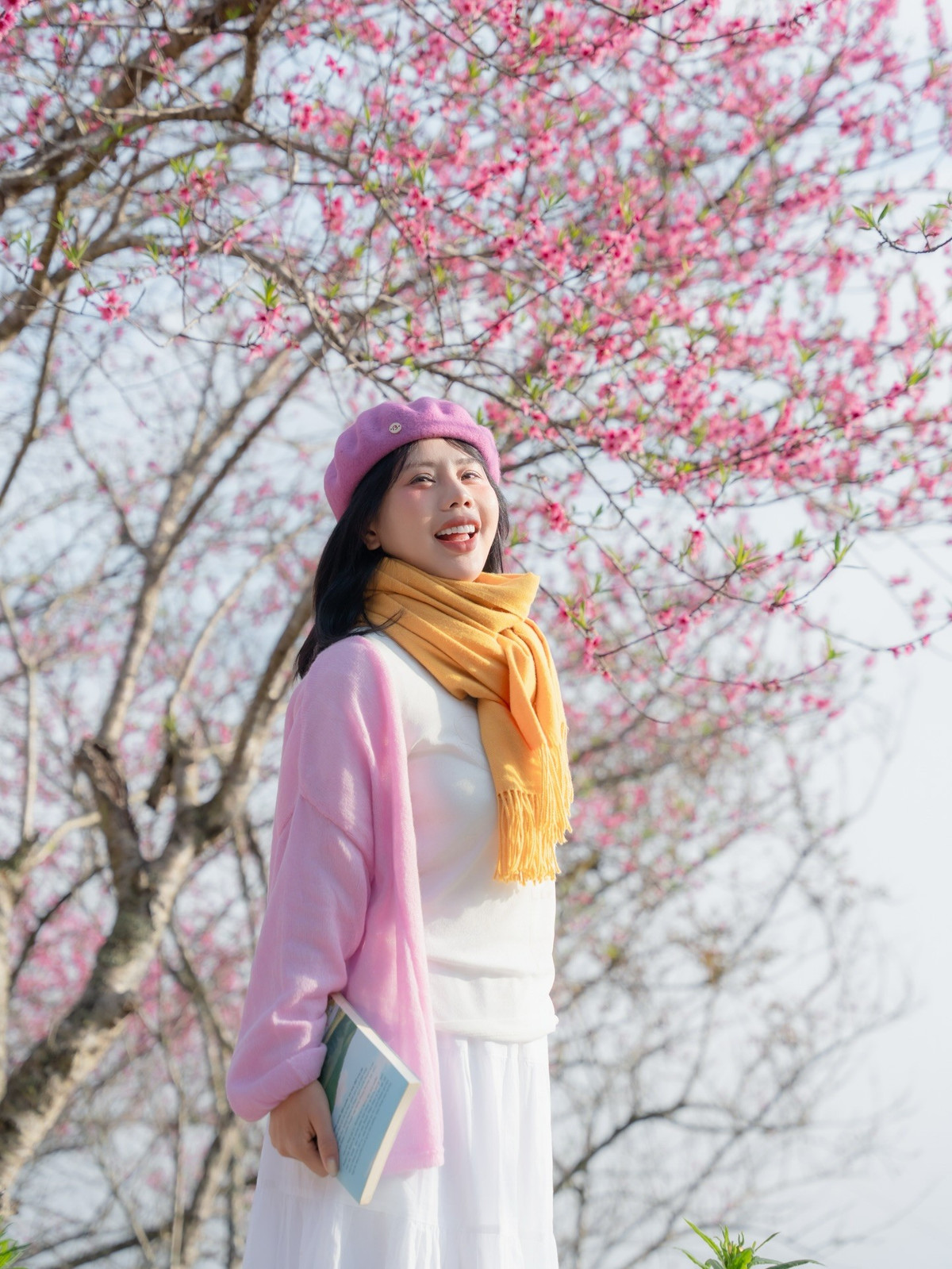 Với sắc đào hồng rực rỡ, mây trời bảng lảng và nhịp sống chậm rãi, Tà Xùa những ngày này như một lời mời gọi nhẹ nhàng dành cho những ai đang muốn “trốn phố” tìm về mùa xuân nguyên sơ giữa đại ngàn Tây Bắc. Ảnh Đi trốn không