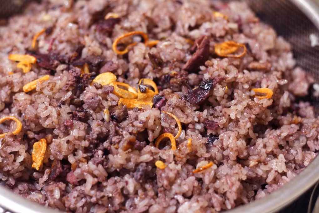 Cách làm món xôi trám cũng đòi hỏi sự cầu kỳ và tỉ mỉ. Trám được om trong nước ấm ở nhiệt độ 55–65 độ để chín mềm, giữ nguyên vị bùi béo. Sau đó, người dân tách hạt, giã nhuyễn rồi rim với thịt băm và hành phi cho dậy mùi. Ảnh Tapchidulichtphcm