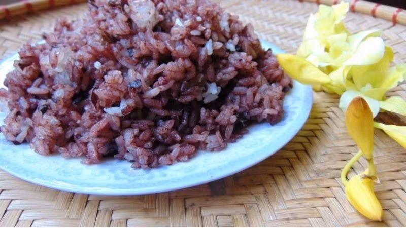 Không chỉ là món ăn sáng dân dã, xôi trám đen còn xuất hiện trong các bữa tiệc, lễ hội hay trong thực đơn của nhiều nhà hàng, homestay phục vụ du khách. Năm 2020–2021, món ăn này được Tổ chức Top Việt Nam và Kỷ lục Việt Nam vinh danh trong Top 100 món ăn đặc sản Việt Nam, khẳng định vị thế của ẩm thực Cao Bằng trên bản đồ du lịch. Ảnh BHX