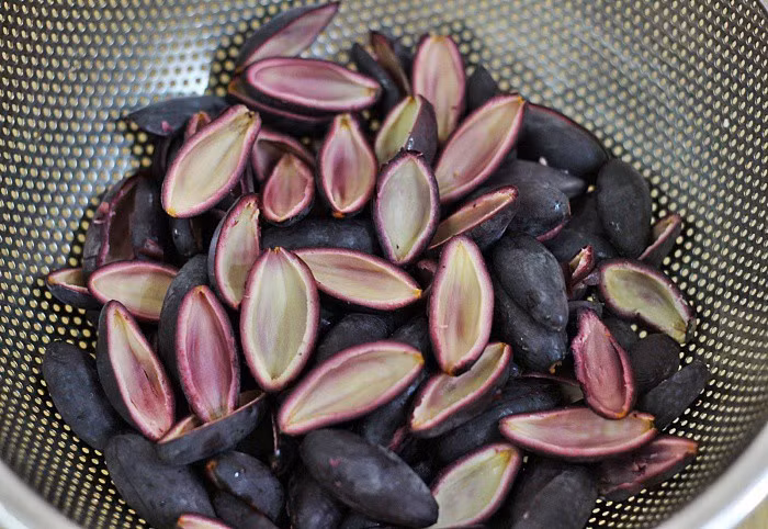 Mùa trám chỉ kéo dài chừng hai tháng, từ tháng 9 đến tháng 11, nên món xôi trám đen trở thành hương vị mà nhiều du khách mong đợi khi đến vùng đất này vào thu. Ảnh Internet