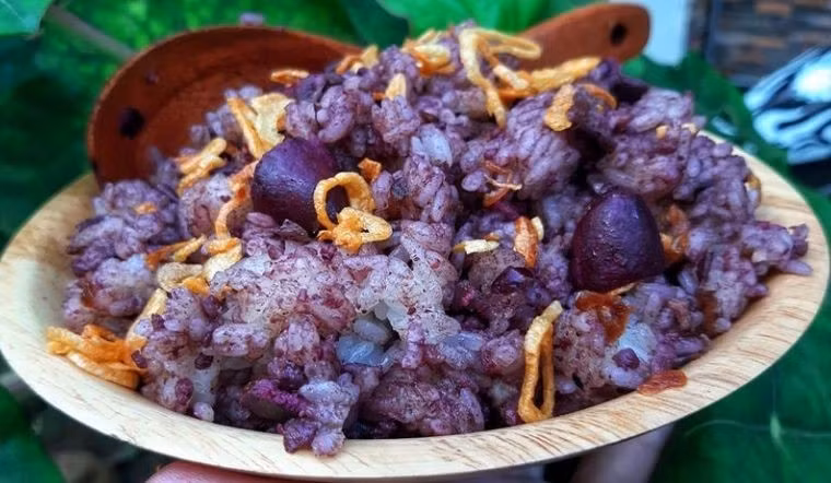 Vào mùa thu, du khách đến Cao Bằng dễ dàng bắt gặp những gánh hàng nhỏ bán xôi trám đen ở các chợ trung tâm như chợ Xanh, chợ Sông Hiến, hay tại các bản làng vùng cao Trùng Khánh, Nguyên Bình, Hòa An. Ảnh Báo Cao Bằng