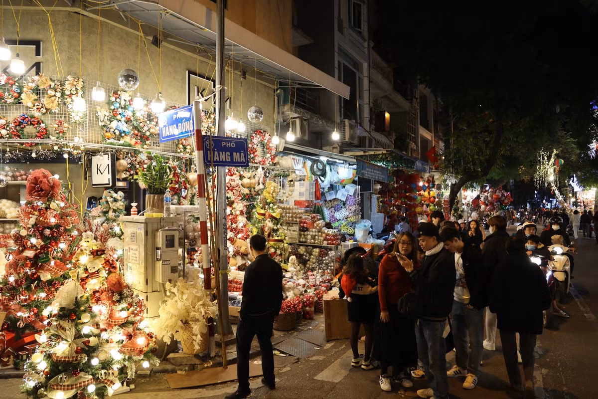 Giáng sinh đang nhuộm sắc khắp các con phố Hà Nội, mang đến không khí rực rỡ và ấm áp. Từ những nhà thờ cổ kính đến các trung tâm thương mại lộng lẫy, thủ đô trở thành điểm đến lý tưởng để du khách và người dân lưu giữ những khoảnh khắc lễ hội cuối năm. Ảnh Vinpearl