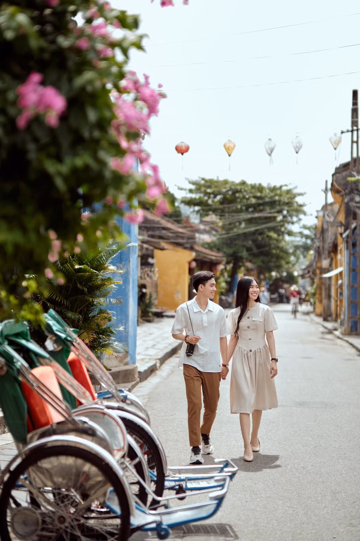 “Không cần tạo dáng cầu kỳ, chỉ cần đứng dưới giàn hoa giấy cũng đủ để có một tấm ảnh đẹp. Mình rất thích Hội An vì mọi thứ ở đây đều nhẹ nhàng và đầy chất thơ,” Minh Thư (26 tuổi, du khách từ TP HCM) chia sẻ. Ảnh Hà Nhi