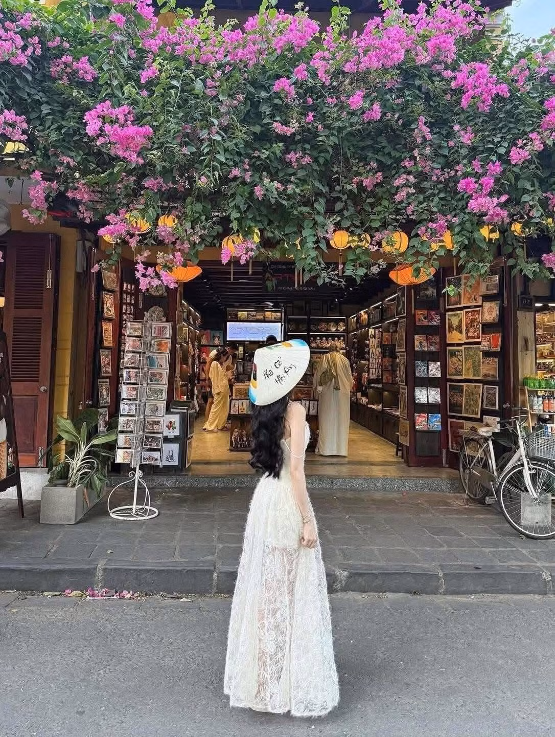 Mái nhà phủ hoa, quán cà phê ven đường tràn sắc tím hồng, ngõ nhỏ với hoa rủ xuống tạo thành vòm cổng tự nhiên – tất cả đều là background hoàn hảo cho những bức ảnh "triệu like".
