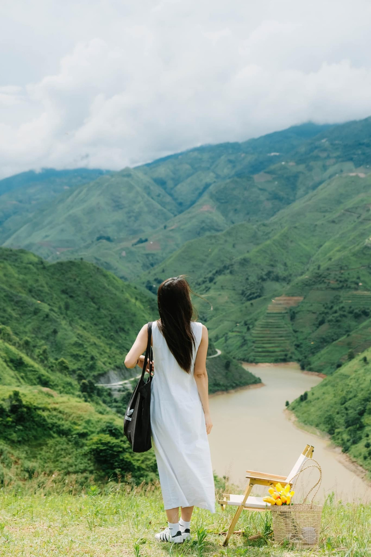 Một trong những trải nghiệm không thể bỏ qua khi đến Tà Xùa là thả mình vào không gian của thảo nguyên xanh mướt. Tà Xùa có những thảo nguyên rộng lớn, nơi bạn có thể nhìn thấy bầu trời rộng mở, những đám mây bồng bềnh trôi qua, và dưới chân là những cánh đồng cỏ non mượt mà. Những đồng cỏ xanh bất tận, những đàn trâu bò thong thả gặm cỏ, tạo nên một khung cảnh bình yên, thư thái. Ảnh Thị Hoàn