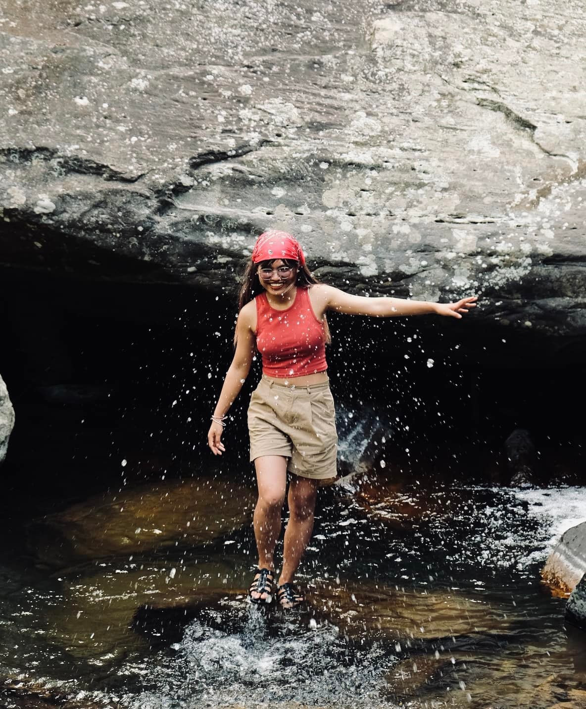 Trekking qua những cung đường như sống lưng khủng long, mỏm đá đầu rùa cũng là trải nghiệm được nhiều du khách yêu thích. Với cảnh sắc núi non trập trùng, đây là hành trình vừa thử thách thể lực, vừa “thưởng ngoạn” tuyệt đẹp. Ảnh Hiền Hiền