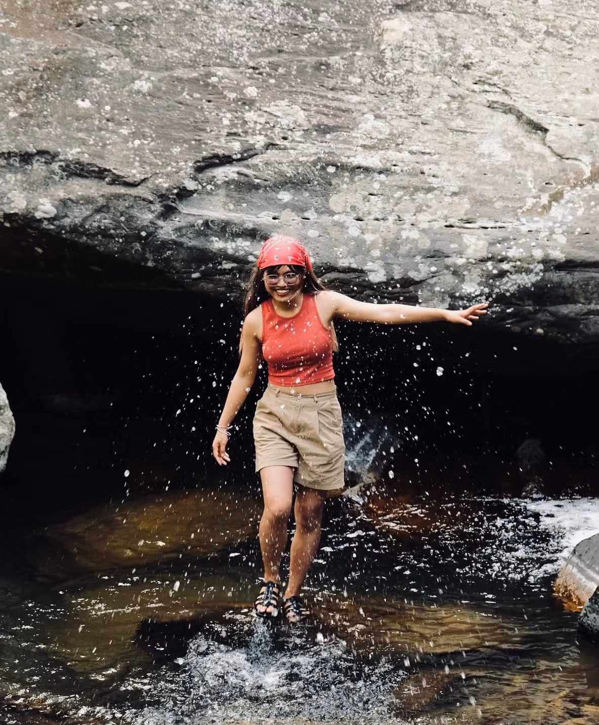 Trekking qua những cung đường như sống lưng khủng long, mỏm đá đầu rùa cũng là trải nghiệm được nhiều du khách yêu thích. Với cảnh sắc núi non trập trùng, đây là hành trình vừa thử thách thể lực, vừa “thưởng ngoạn” tuyệt đẹp. Ảnh Hiền Hiền