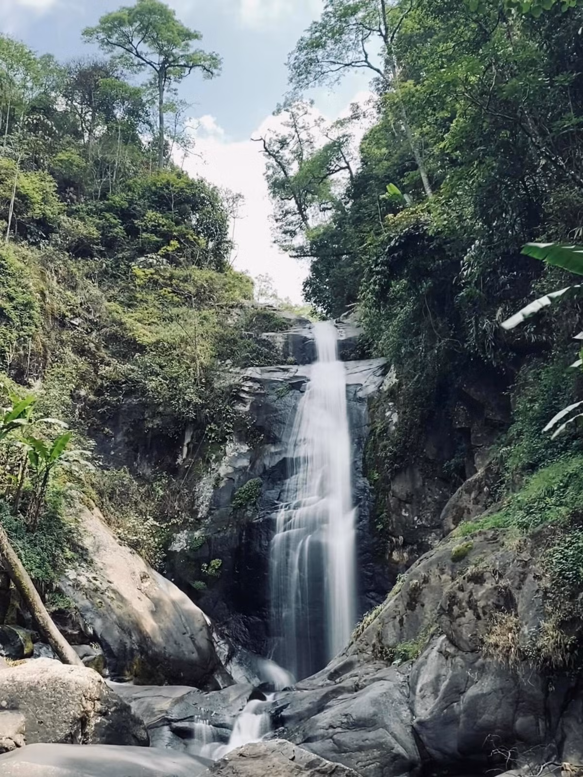 Mùa hè cũng là lúc những con thác, dòng suối ở Tà Xùa trở nên đầy sức sống sau những cơn mưa. Du khách có thể ghé thăm suối Lè, thác Háng Đồng, hoặc đi sâu vào rừng nguyên sinh Tà Xùa – nơi lưu giữ hệ thực vật phong phú, rợp bóng cây cổ thụ và không khí mát lạnh dễ chịu. Ảnh Hiền Hiền