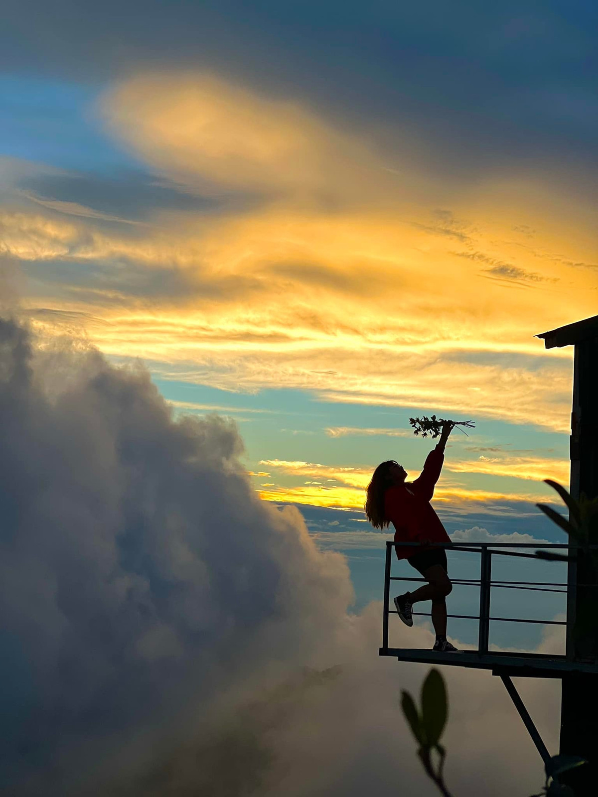 Mùa hè là thời điểm tuyệt vời để đến Tà Xùa, đặc biệt là từ tháng 5 đến tháng 8, khi thời tiết mát mẻ, dễ chịu, và không khí trong lành. Du khách nên chuẩn bị áo khoác nhẹ, giày leo núi để dễ dàng di chuyển, và đặt phòng trước vì các homestay ở đây có số lượng chỗ ở khá hạn chế vào cuối tuần. Ảnh Hiền Hiền