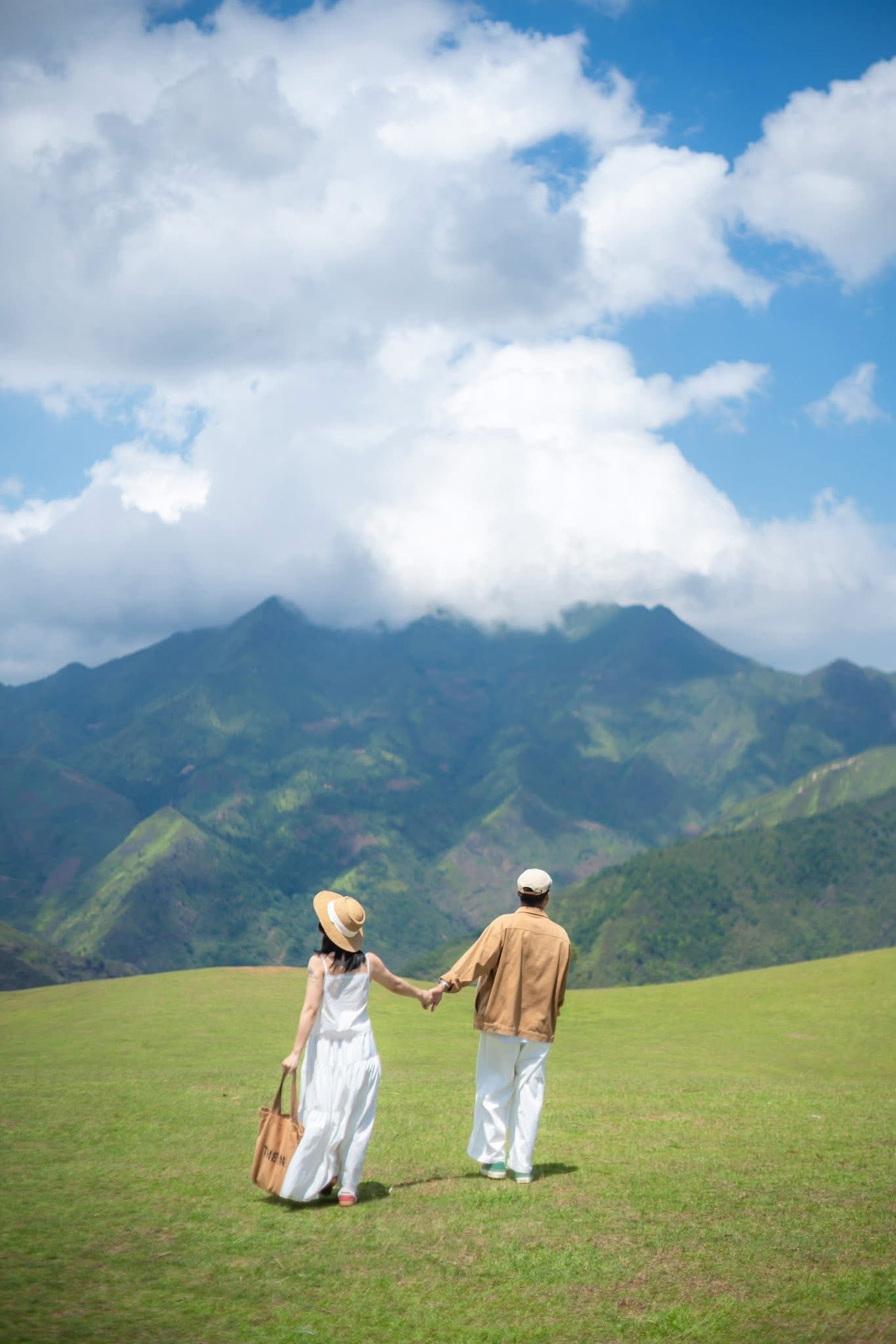 Hòa mình vào thảo nguyên Tà Xùa, bạn có thể cảm nhận rõ sự bình yên đến lạ lùng, là lúc bạn tạm gác lại mọi lo toan, hòa cùng nhịp thở của đất trời. Đó là khoảnh khắc mà bạn có thể thong dong đi bộ trên những con đường đất mòn, hay thậm chí chỉ đơn giản là ngồi xuống bãi cỏ, nhắm mắt thư giãn, cảm nhận sự trong lành của không khí và sự tĩnh lặng xung quanh. Ảnh Linh Xinh