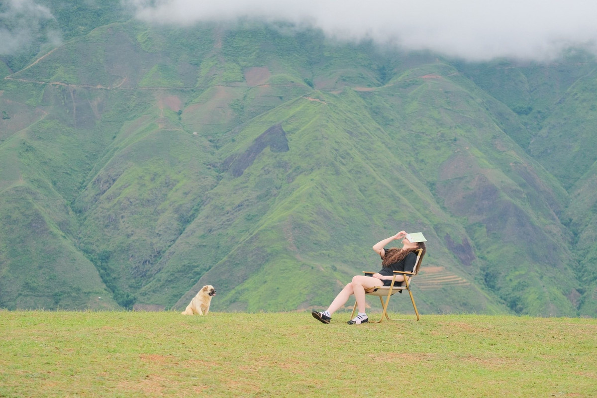 Tà Xùa nằm ở độ cao gần 1.500m so với mực nước biển, được ví như "nóc nhà" của vùng Tây Bắc. Vào mùa hè, Tà Xùa trở thành một "điểm hẹn" lý tưởng với khí hậu mát mẻ, dễ chịu, đặc biệt vào buổi sáng sớm, nhiệt độ chỉ dao động từ 18 đến 22°C. Ảnh dulich
