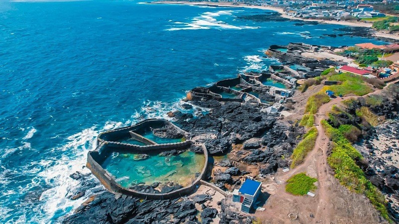 Ngoài ra, Phú Quý còn là điểm đến lý tưởng cho những ai yêu thích lặn biển tự do, khám phá hệ sinh thái san hô phong phú quanh đảo. Các bãi tắm như Hòn Tranh, Hòn Bà hay Gành Hang nổi tiếng với nước biển trong xanh và đa dạng sinh vật biển, mang đến trải nghiệm vừa thư giãn vừa khám phá. Ảnh datviettour