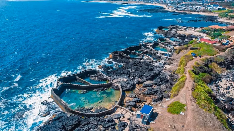 Ngoài ra, Phú Quý còn là điểm đến lý tưởng cho những ai yêu thích lặn biển tự do, khám phá hệ sinh thái san hô phong phú quanh đảo. Các bãi tắm như Hòn Tranh, Hòn Bà hay Gành Hang nổi tiếng với nước biển trong xanh và đa dạng sinh vật biển, mang đến trải nghiệm vừa thư giãn vừa khám phá. Ảnh datviettour