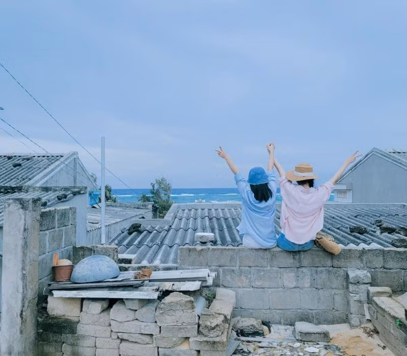 Theo thống kê, hiện toàn đảo có 7 cơ sở lưu trú gồm nhà nghỉ, villa và khách sạn với khoảng 1.700 phòng, tương đương 2.542 giường, cùng 95 homestay và nhà trọ nhỏ với hơn 1.000 giường. Hệ thống lưu trú chưa nhiều nhưng đủ phục vụ nhu cầu của du khách yêu thích trải nghiệm thiên nhiên, khám phá và nghỉ dưỡng ngắn ngày. Các dịch vụ du lịch chủ yếu do người dân địa phương cung cấp, tạo nên nét gần gũi và chân thực hiếm thấy ở những điểm đến đã phát triển mạnh. Ảnh MIA