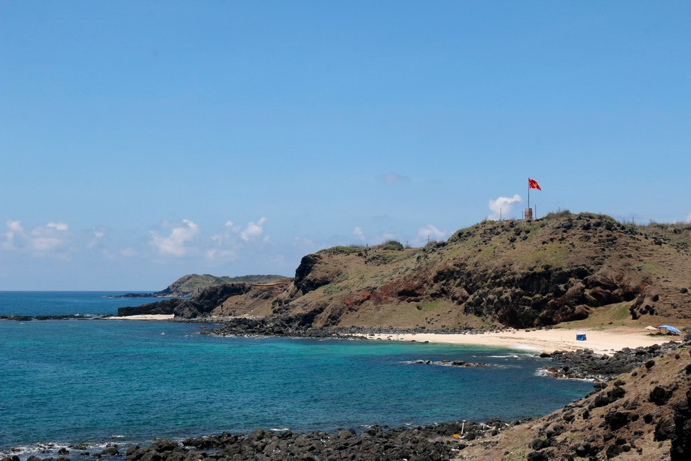 Không chỉ sở hữu cảnh quan thiên nhiên đặc sắc, Phú Quý còn ghi điểm bởi nhịp sống đời thường mộc mạc. Du khách đến đảo dễ dàng bắt gặp hình ảnh tàu thuyền ra vào bến cá, ngư dân sửa lưới, phơi mực hay buôn bán hải sản tươi ngay trong ngày. Ảnh Nguyễn Thanh