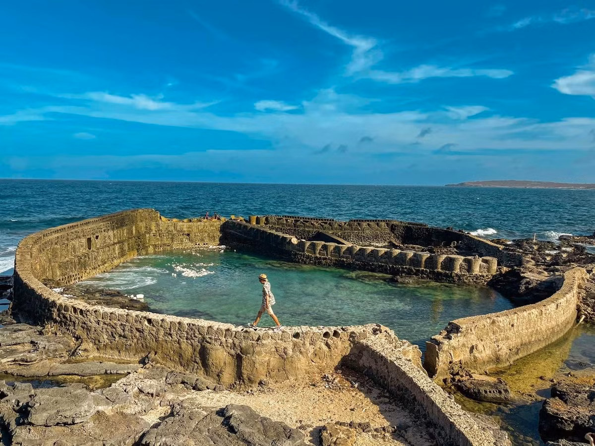 Khác với những bãi biển đông nghịt ở Phú Quốc, Phú Quý hấp dẫn bởi sự mộc mạc, hoang dại. Nơi đây không có resort hào nhoáng, không gian quá đông đúc mà vẫn giữ nguyên nhịp sống chậm, yên bình của một hòn đảo miền Trung 30 năm trước. Ảnh iVIVU