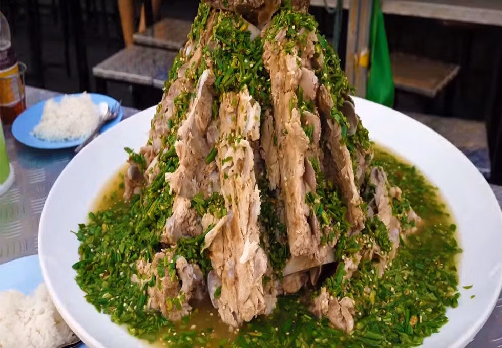 Sườn cay (Laeng Saeb) là món ăn không chỉ được người dân địa phương yêu thích mà còn gây tò mò với các khách du lịch Thái Lan. Nguyên liệu chính của món ăn là xương và sườn heo, được ninh nhừ, nhưng vẫn giữ được vị ngọt. Những tảng sườn được xếp chồng lên nhau trên đĩa, sau đó rưới sốt. Nước sốt từ nước hầm xương, thêm các loại gia vị như sả, ngò, hành và đặc biệt là ớt xanh. Vị nước sốt hơi chua, tương tự tom yum, nhưng đậm đà hơn. Ảnh Viettourist