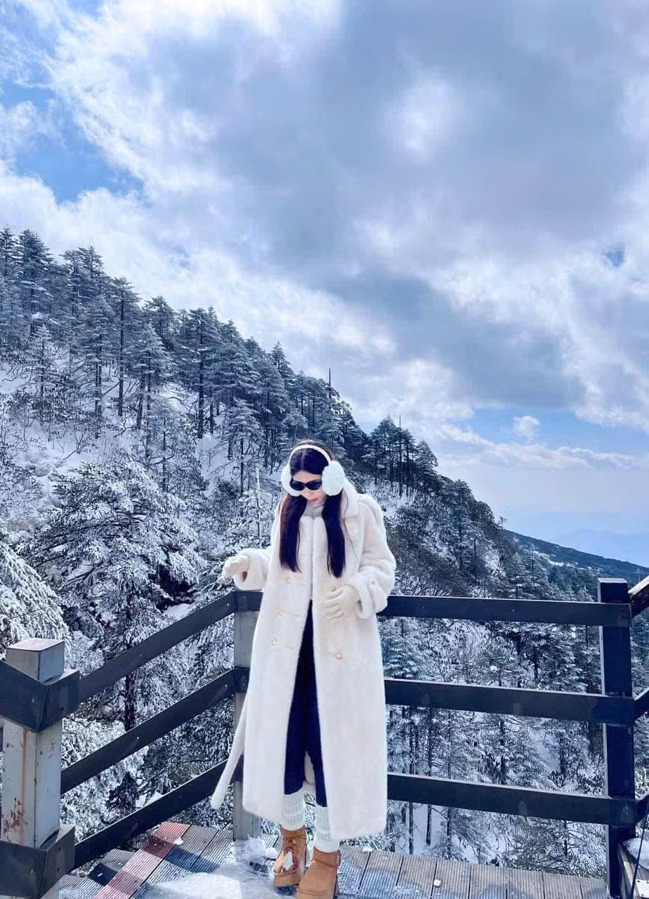 Chinh phục Kiệu Tử Sơn không chỉ là trải nghiệm cảnh quan thiên nhiên tuyệt mỹ mà còn là cơ hội tìm hiểu văn hóa Naxi độc đáo, tận hưởng không khí trong lành và cảm nhận nhịp sống yên bình của vùng núi Vân Nam. Ảnh Nguyệt China