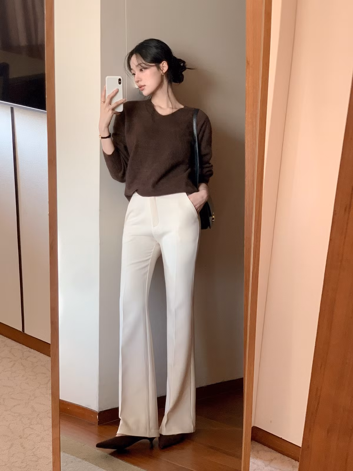 Kết hợp áo ôm, cardigan dệt kim hoặc blazer đứng dáng, đi cùng giày cao gót mũi nhọn giấu dưới ống quần, hiệu quả hack dáng gần như tối đa. Lưu ý để ống quần che gần hết phần gót giày nhưng không chạm đất để tránh luộm thuộm. Ảnh minh họa