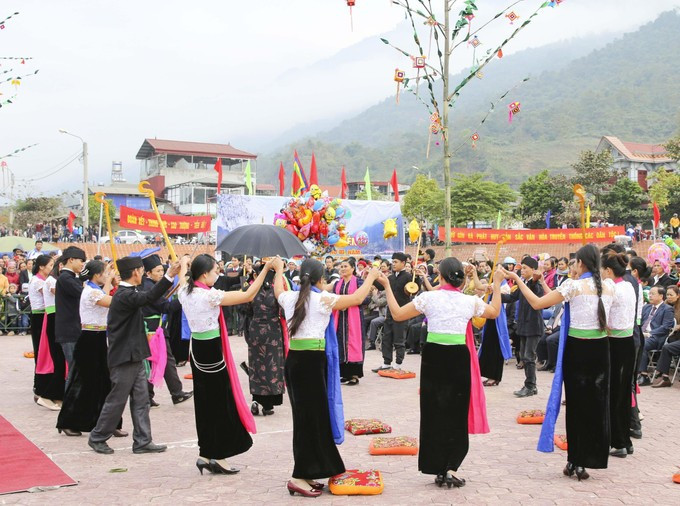 Nhiều khu rừng ban cổ thụ đã trở thành điểm nhấn du lịch của địa phương. Mùa ban nở cũng là thời điểm diễn ra các hoạt động lễ hội truyền thống, thu hút du khách đến hòa mình vào không khí văn hóa đặc trưng của vùng Tây Bắc. Ảnh Xuân Tư