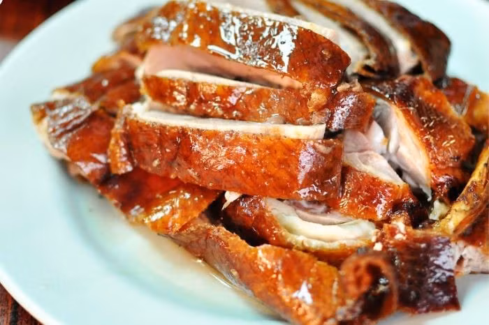 Cũng tại khu vực này, Sze Ngan Chye là địa chỉ quen thuộc với món vịt quay muối trứ danh. Khởi đầu từ một xe đẩy trên đường Petaling vào những năm 1950, quán đến nay vẫn giữ cách quay vịt bằng muối và thảo mộc theo công thức gia truyền. Thịt vịt chắc, mềm, da giòn, đậm vị. Dù chỉ bán mang đi, Sze Ngan Chye vẫn luôn đông khách, mở cửa từ 6h đến 15h mỗi ngày và nghỉ thứ hai. Ảnh Internet