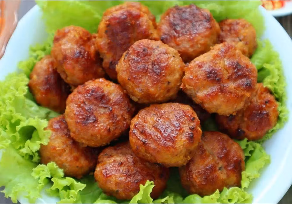 Lưu ý khi nướng là không để nhiệt quá cao để thịt không bị cháy bên ngoài mà chưa chín bên trong. Ảnh minh họa