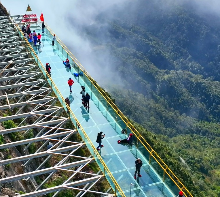 Dù có sức chứa lớn, khu du lịch luôn kiểm soát lượng khách mỗi lượt để đảm bảo an toàn. Giá vé tham quan cầu kính và thang máy hiện ở mức 500.000 đồng/người lớn, 300.000 đồng/trẻ em (tùy thời điểm), đổi lại là trải nghiệm độc đáo khó tìm ở nơi khác. Ảnh Khu du lịch Cổng Trời Ô Quy Hồ