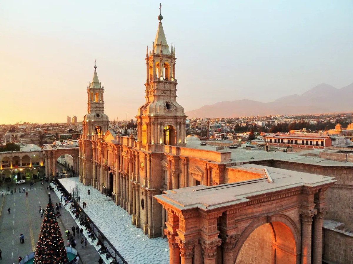 Ở Peru, khi đồng hồ điểm 12 giờ đêm 24/12, pháo hoa rực sáng bầu trời, mở đầu cho những bữa tiệc kéo dài suốt đêm. Gà tây nướng và arroz arabe – món cơm kết hợp ẩm thực Trung Đông và Peru là những món không thể thiếu trong dịp này. Ảnh CNtraveller