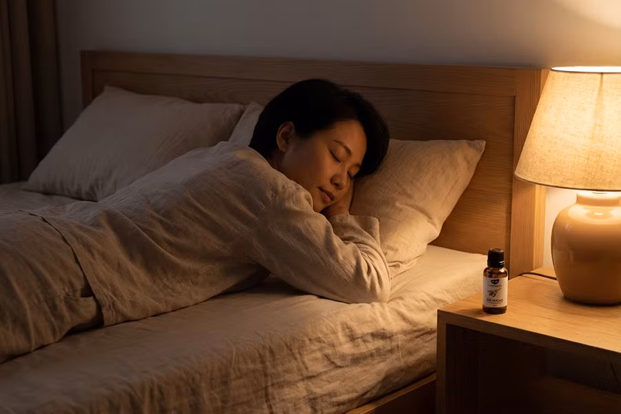 Mùi hương có khả năng tác động trực tiếp đến cảm xúc và hệ thần kinh. Những hương thơm dịu nhẹ, quen thuộc vào mỗi buổi tối giúp cơ thể hình thành phản xạ thư giãn có điều kiện, chỉ cần cảm nhận mùi hương là tâm trí đã sẵn sàng nghỉ ngơi. Ảnh minh họa