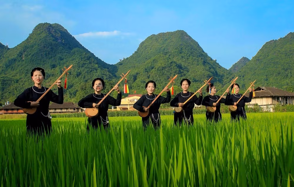 Không chỉ phát triển cảnh quan, Quỳnh Sơn còn là hình mẫu trong việc làm du lịch cộng đồng gắn với bảo vệ môi trường. Chính quyền và người dân cùng chung tay hạn chế rác thải nhựa, trồng cây xanh, sử dụng vật liệu tự nhiên và giữ gìn kiến trúc truyền thống. Các hộ dân được tập huấn kỹ năng đón khách, đảm bảo vệ sinh, an toàn và ứng xử văn minh du lịch. Ảnh Báo Văn Hoá